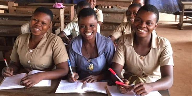 Candidates souriantes en classe